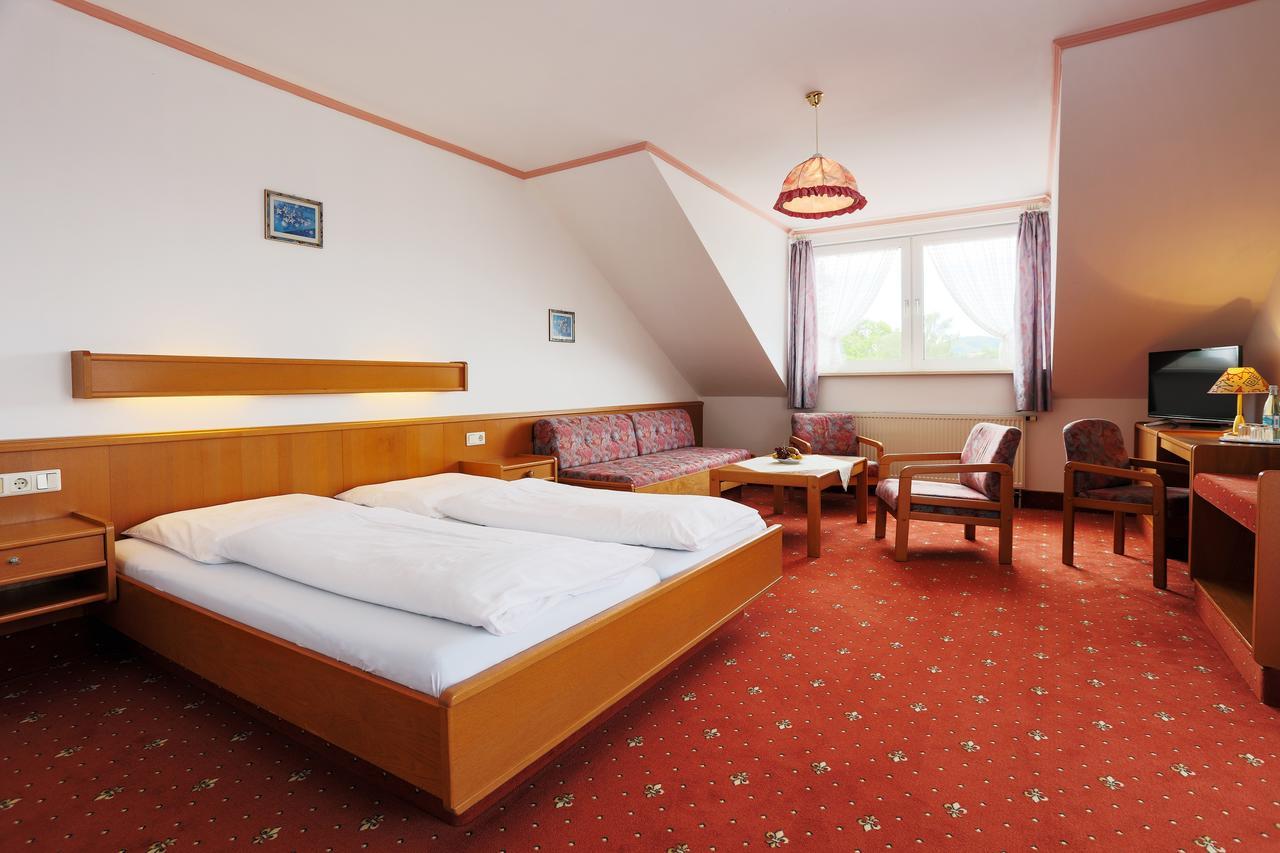 Sattelbogener Hof Hotel Traitsching Exterior photo
